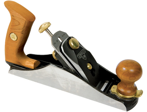 The No. 4 smoothing bench plane includes a patented lateral locking adjustment that helps users make a heavier cut on one side, and there is a firm lockdown to ensure the blade does not shift in use.