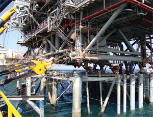 Versatruss raises deck and carefully positions it over its jacket, then gently lowers it onto the jacket (below). Operators tested the procedure dockside before executing in 110 ft of open water.