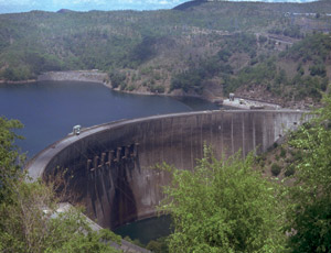 The 55-year-old Kariba dam impounds the 280-km-long Kariba Lake and straddles the border between Zambia and Zimbabwe. Both countries now are involved in powerplant expansion projects at their respective ends.
