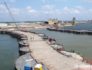 DRY CELLS Alberici’s circular-cell cofferdams eliminated the need for a 25,000-cu-yd tremie seal slab